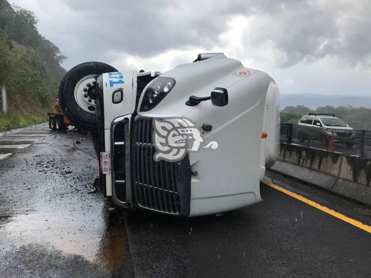 Tráiler cargado con racks de acero vuelca en libramiento de Xalapa