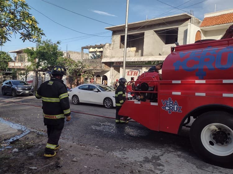 Pelea por terreno en colonia 21 de abril en Veracruz, deja una vivienda en llamas