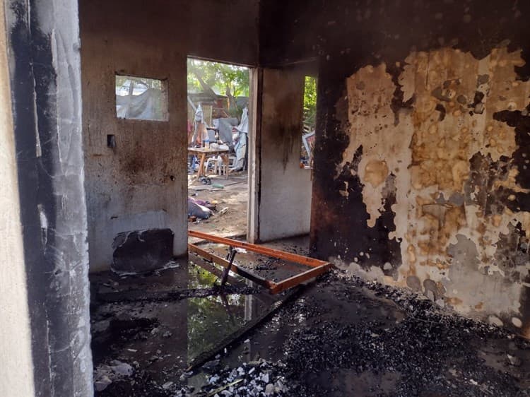 Pelea por terreno en colonia 21 de abril en Veracruz, deja una vivienda en llamas