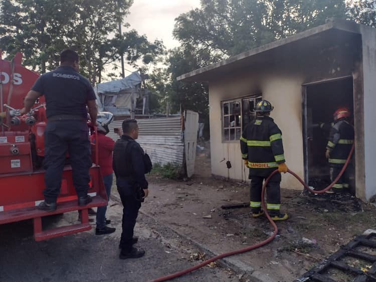 Pelea por terreno en colonia 21 de abril en Veracruz, deja una vivienda en llamas