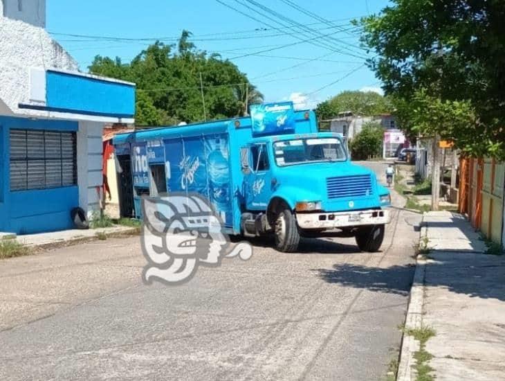 Cae camión en socavón por obra inconclusa en Minatitlán