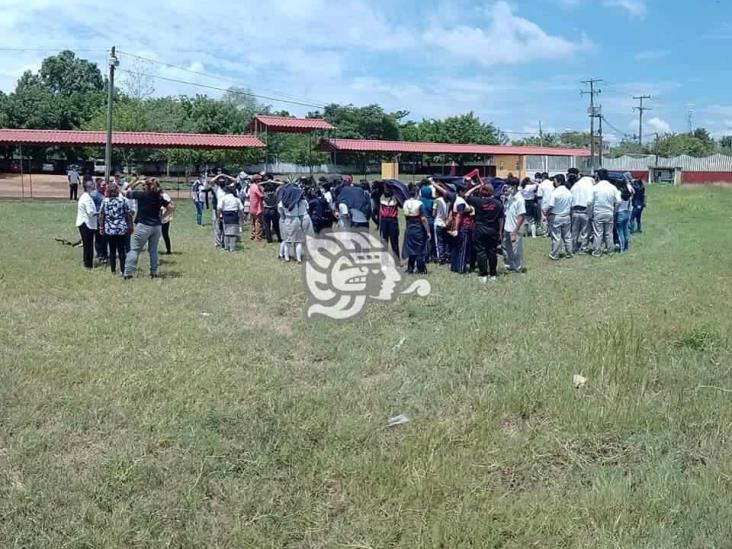 Evacúan alumnos de secundaria por simulacro de sismo