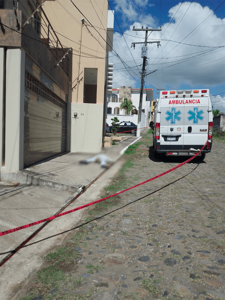 Obrero pierde la vida tras caer de azotea de casa en el fraccionamiento de Alvarado