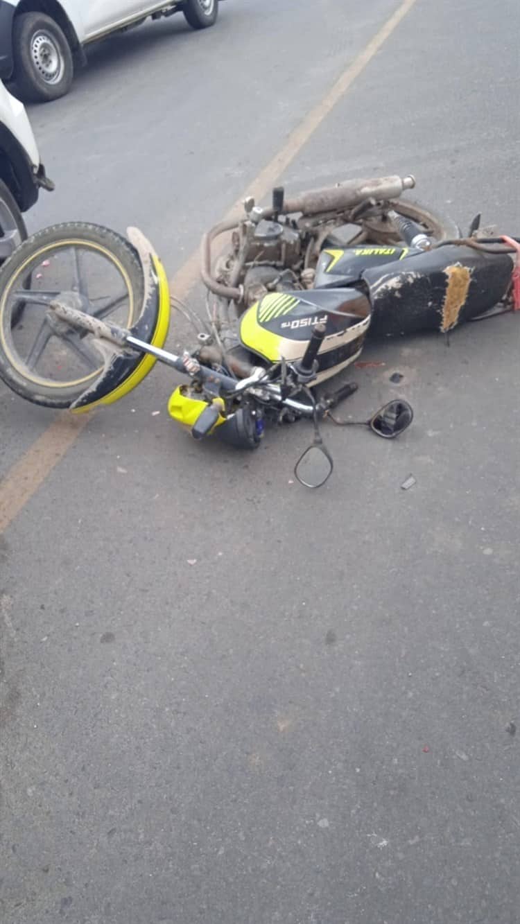 Motociclista pierde el control y se estrella contra camioneta en Tierra Blanca