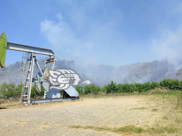 Fuga de hidrocarburo provoca explosión de ducto de Pemex, en Papantla