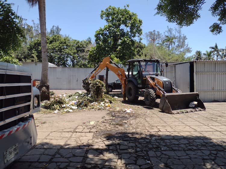 Mercado de flores  en Vercruz acumula toneladas de desechos