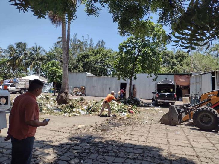 Mercado de flores  en Vercruz acumula toneladas de desechos