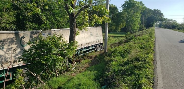 Trailer se sale de la carretera Cosamaloapan - Tuxtepec para evitar accidente