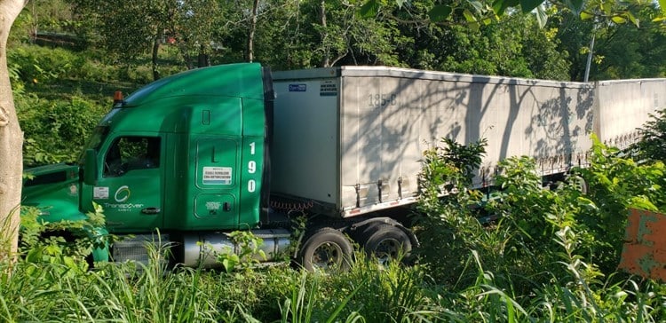 Trailer se sale de la carretera Cosamaloapan - Tuxtepec para evitar accidente