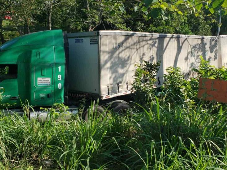Trailer se sale de la carretera Cosamaloapan - Tuxtepec para evitar accidente
