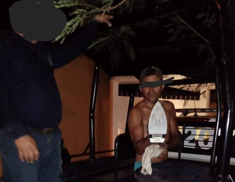 En Tierra Blanca, elementos policiacos detienen a presunto ladrón de casa habitación