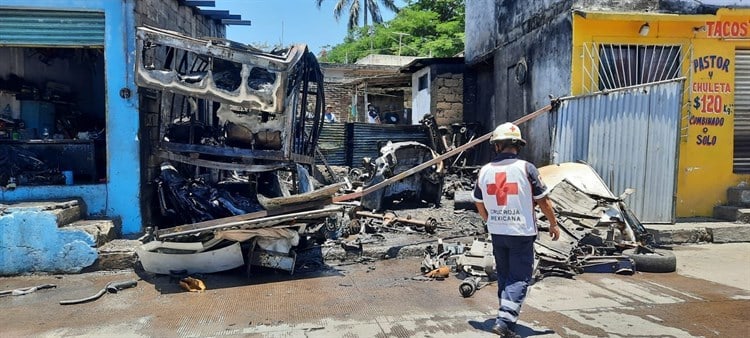 Fuerte incendio arrasa con negocio de chatarra en Veracruz