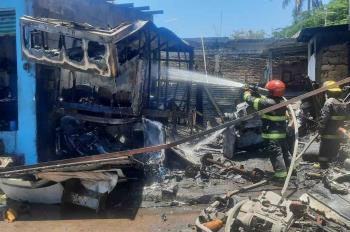 Fuerte incendio arrasa con negocio de chatarra en Veracruz
