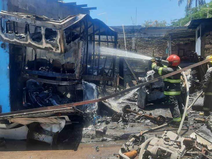 Fuerte incendio arrasa con negocio de chatarra en Veracruz