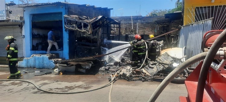 Fuerte incendio arrasa con negocio de chatarra en Veracruz