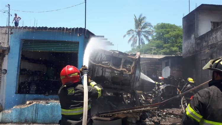 Fuerte incendio arrasa con negocio de chatarra en Veracruz