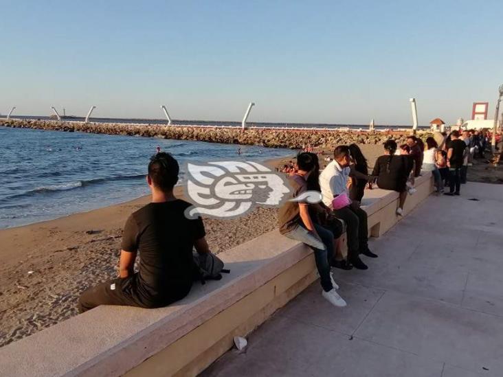 Familias pasean y abarrotan el Malecón Costero en Coatzacoalcos