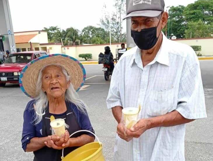 Doña Lucía y Don Guadalupe, viven de la venta de flanes en ciudad Cardel