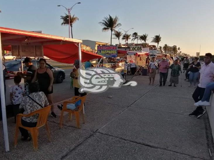 Familias pasean y abarrotan el Malecón Costero en Coatzacoalcos