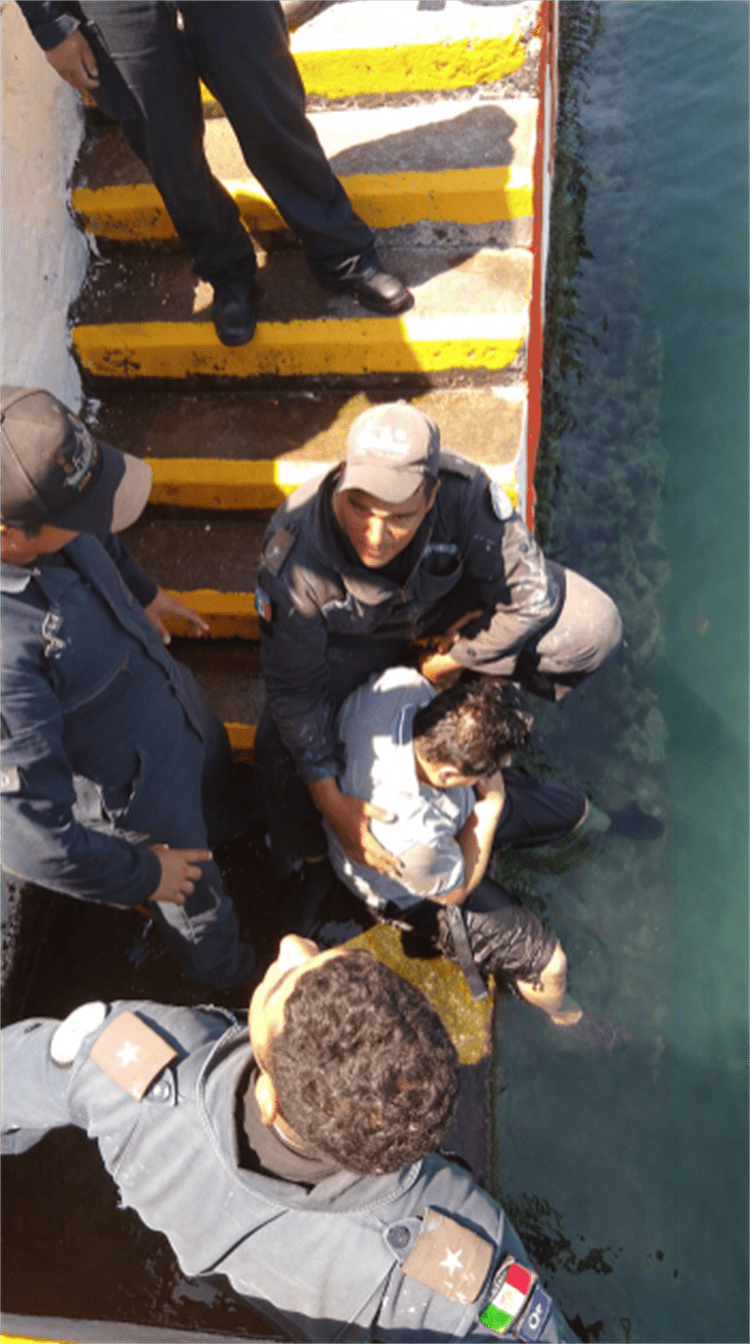 Semar rescató a turista que cayó en el Malecón de Veracruz, quería tomarse fotos