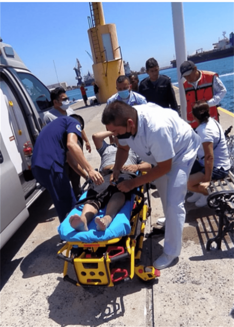 Semar rescató a turista que cayó en el Malecón de Veracruz, quería tomarse fotos