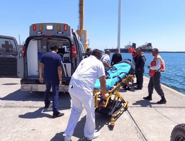 Semar rescató a turista que cayó en el Malecón de Veracruz, quería tomarse fotos