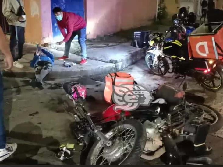 Moto repartidor choca contra taxi en colonia Tamborrel, de Xalapa