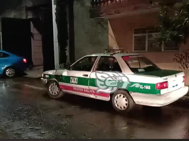 Moto repartidor choca contra taxi en colonia Tamborrel, de Xalapa