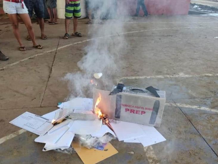 Por falta de apoyos queman boletas electorales en Oaxaca