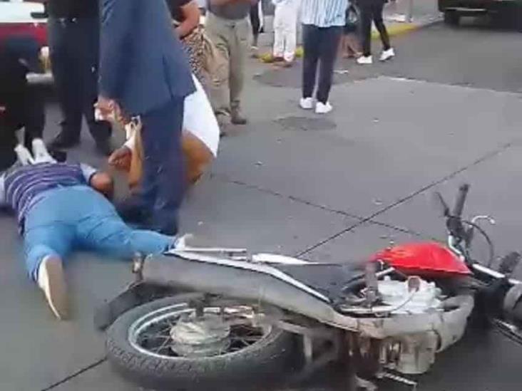 Motociclista es arrollado por automovilista en calles del puerto de Veracruz