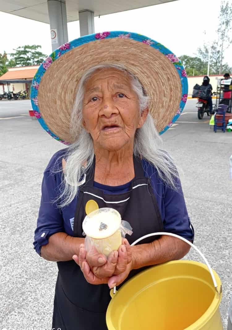 Doña Lucía y Don Guadalupe, viven de la venta de flanes en ciudad Cardel