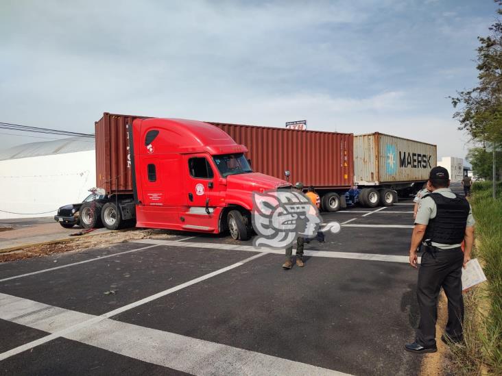 Tráiler choca contra autos estacionados a la altura de El Lencero