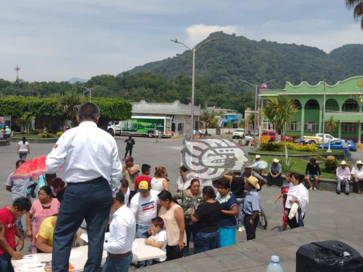 Protestan afuera de Palacio Municipal en Atzacan por falta de agua