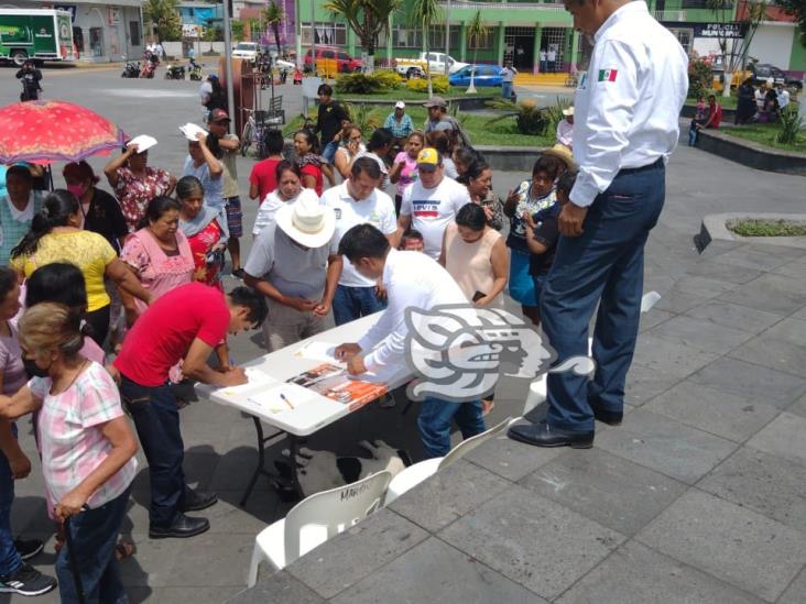 Protestan afuera de Palacio Municipal en Atzacan por falta de agua
