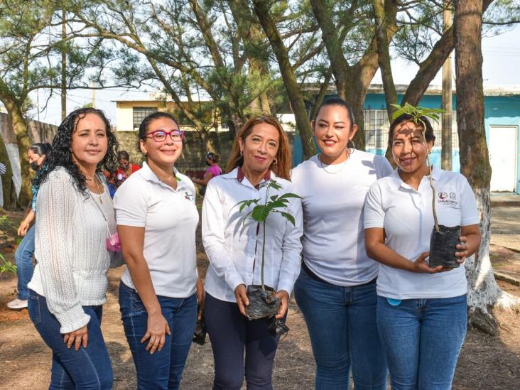 Planta Ayuntamiento árboles en escuelas de Coatzacoalcos