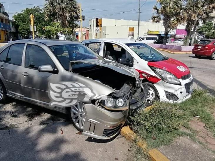 Fuerte choque entre auto particular y taxi en Coatzacoalcos