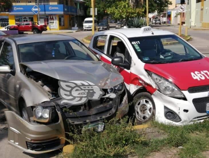 Fuerte choque entre auto particular y taxi en Coatzacoalcos