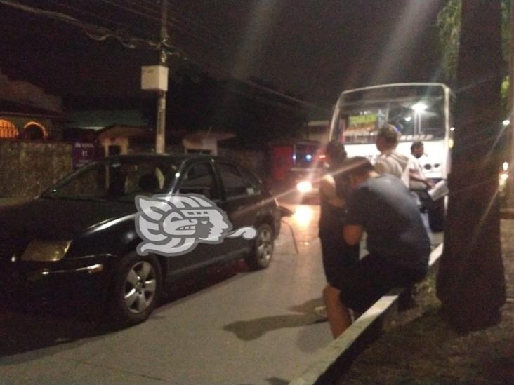 Chocan auto y camión de pasajeros en bulevar de Río Blanco