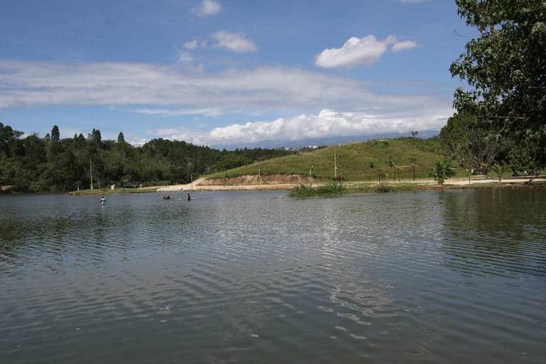 Tabiqueras arrojan desechos a laguna El Espejo