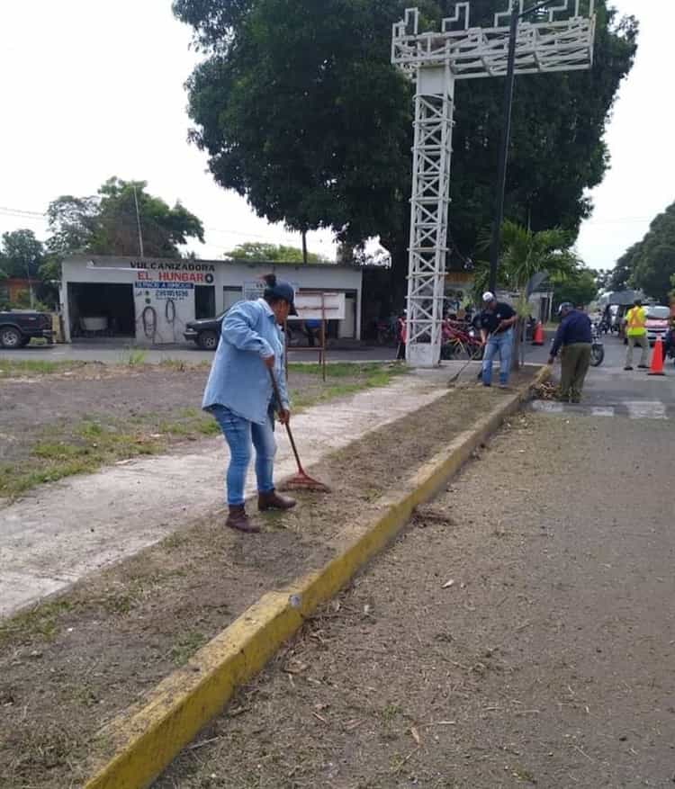 Vecinos se coordinan para limpiar la entrada de Cempoala en Úrsulo Galván