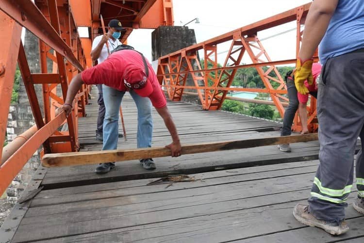 Rehabilitan el puente de tablas que se fracturó en el municipio de Soledad de Doblado