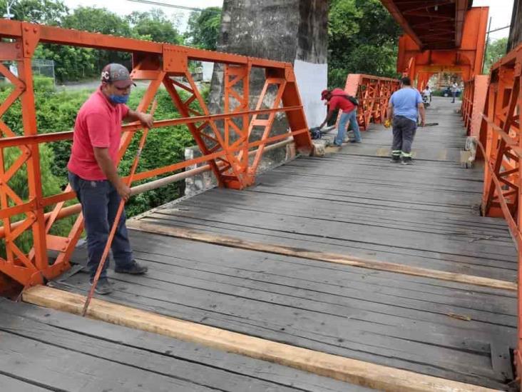 Rehabilitan el puente de tablas que se fracturó en el municipio de Soledad de Doblado