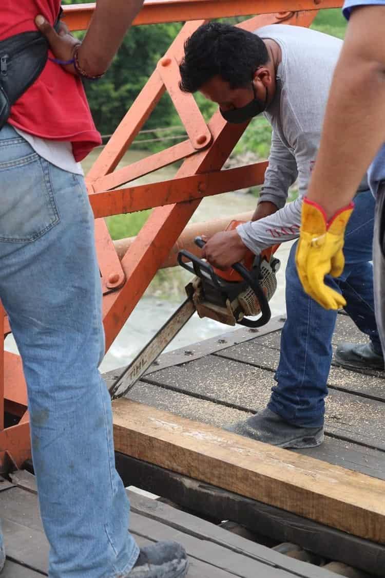 Rehabilitan el puente de tablas que se fracturó en el municipio de Soledad de Doblado