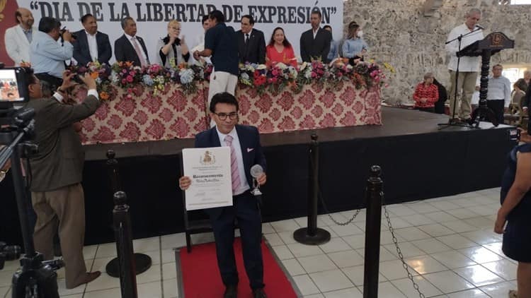 En Veracruz, entregan reconocimiento a 100 periodistas el sur del país