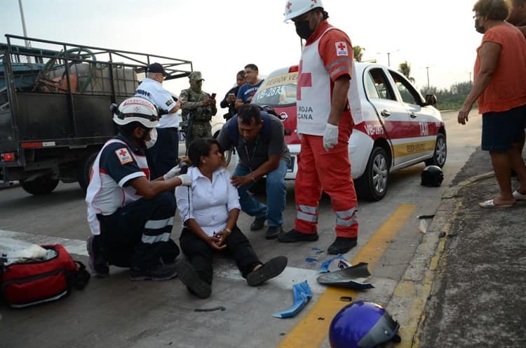 Mujer en motocicleta choca con taxi sobre el bulevar Fidel Velázquez en Veracruz