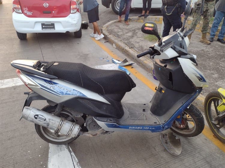 Mujer en motocicleta choca con taxi sobre el bulevar Fidel Velázquez en Veracruz