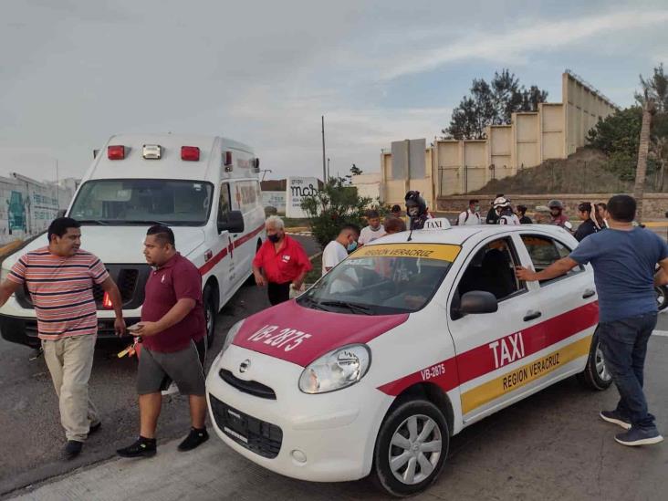 Mujer en motocicleta choca con taxi sobre el bulevar Fidel Velázquez en Veracruz