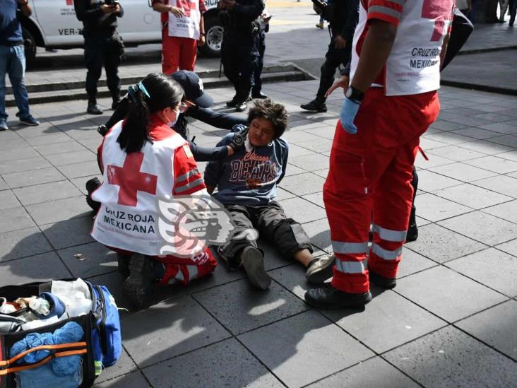 Hombre en situación de calle convulsiona en el Parque Juárez de Xalapa