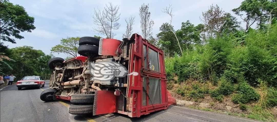 Vuelca camión que transportaba maíz sobre la carretera El Porvenir-La Esperanza
