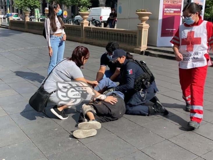 Hombre en situación de calle convulsiona en el Parque Juárez de Xalapa